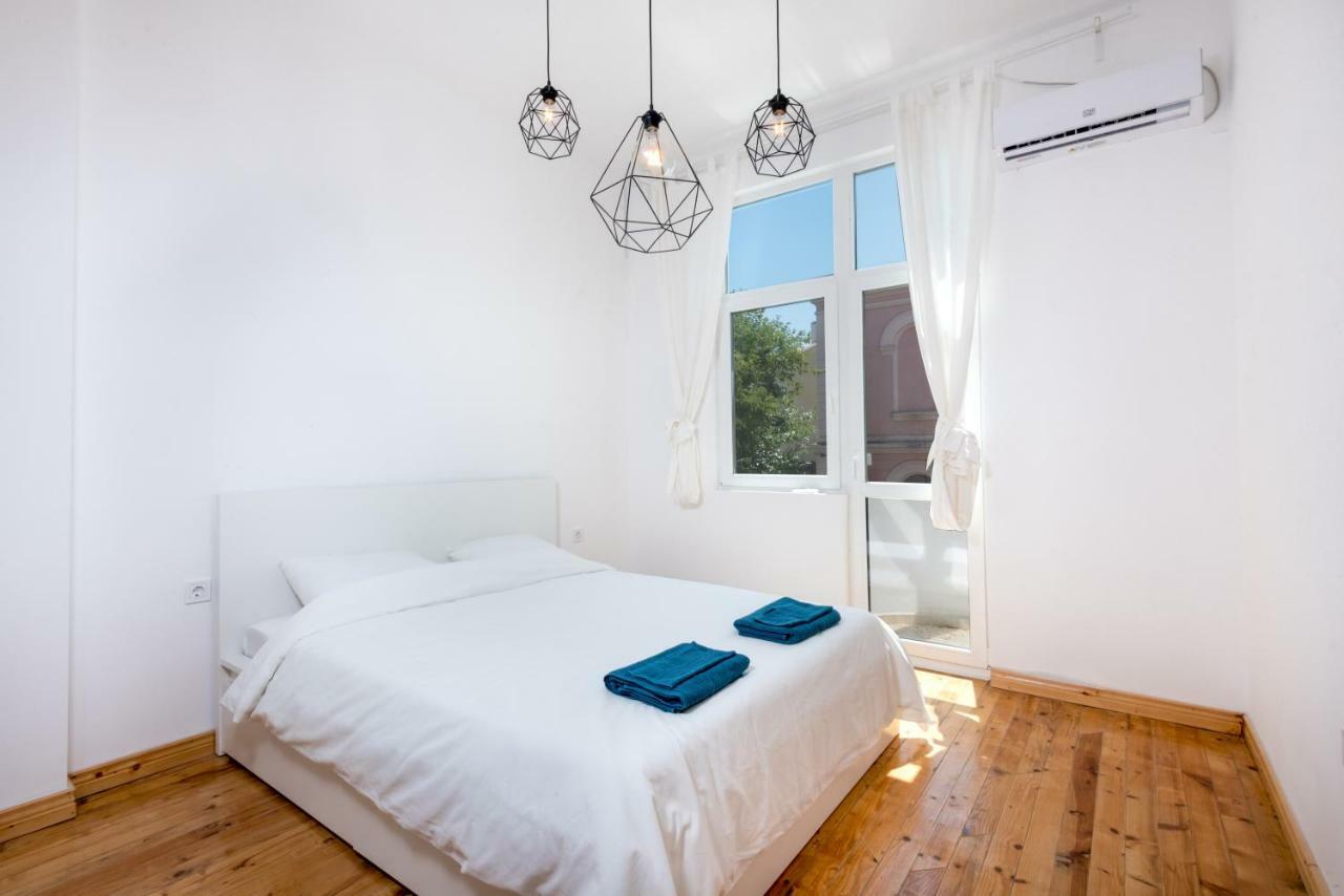 The White Apartment - Bogoridi Main Street Μπουργκάς Εξωτερικό φωτογραφία